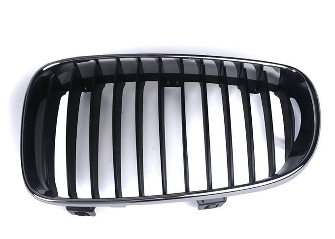 BMW Grille (Chrome Frame w/ Black Grille) 51137166439